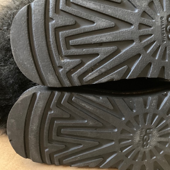 UGG CLASSIC SHORT MONGOLIAN CUFF FUR SHEEPSKIN BOOTS BLACK SIZE 8 - Picture 9 of 16